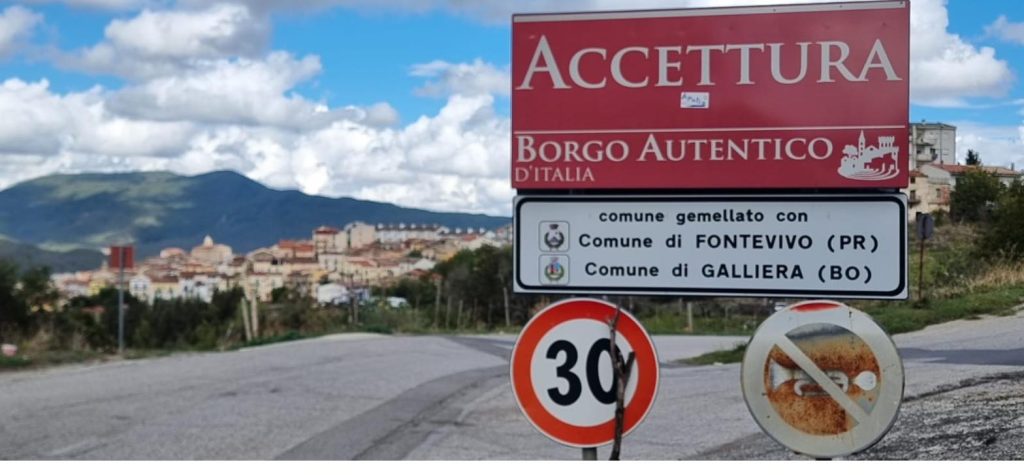 Il cartello d'ingresso di Accettura, Borgo Autentico d'Italia.