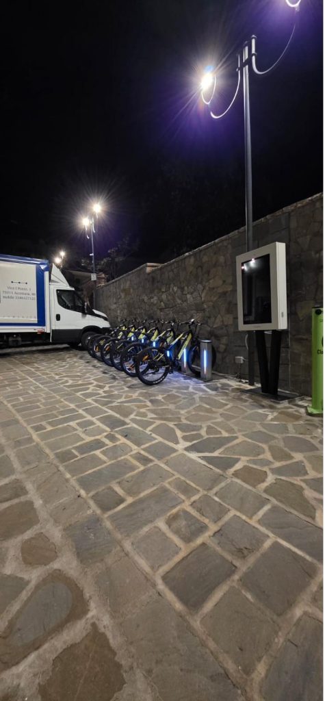 La stazione di biciclette elettriche di Accettura, con le bici in ricarica.